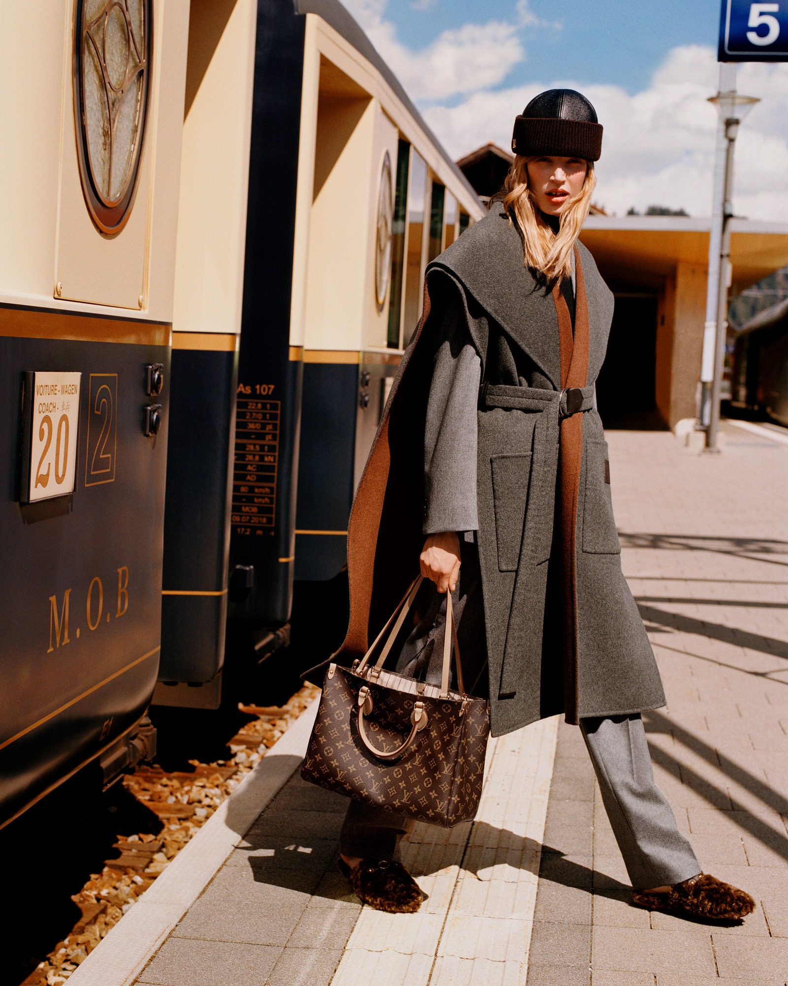 Louis Vuitton ホワイトジャケット 34 レディース 半袖 Designer Clothes & Outfits for Women | LOUIS VUITTON