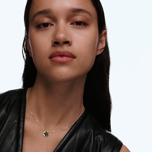 Color Blossom BB Sun Pendant, Yellow Gold, Onyx and Diamond in Jewellery's Categories Necklaces and Pendants collections by Louis Vuitton (Product zoom)