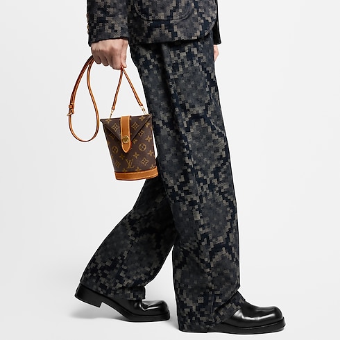 Envelope Pouch G69 in Men's Wallets and Small Leather Goods Mini Bags collections by Louis Vuitton (Product zoom)