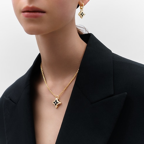Ever Blossom Pendant, Yellow Gold, Onyx & Diamonds in Jewellery's Categories Necklaces and Pendants collections by Louis Vuitton (Product zoom)