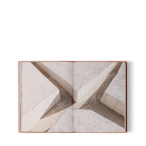 Fashion Eye Cretto di Burri in Trunks, Travel and Home's Books and Stationery Fashion Eye Books collections by Louis Vuitton (Product zoom)