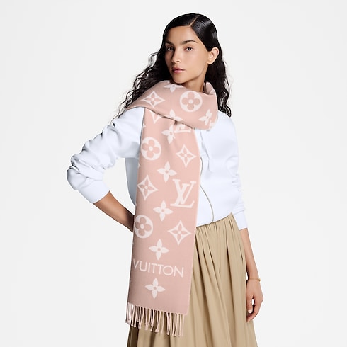 LV Essential scarf cropped worn view