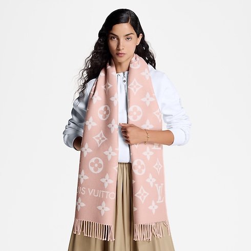 LV Essential scarf worn view