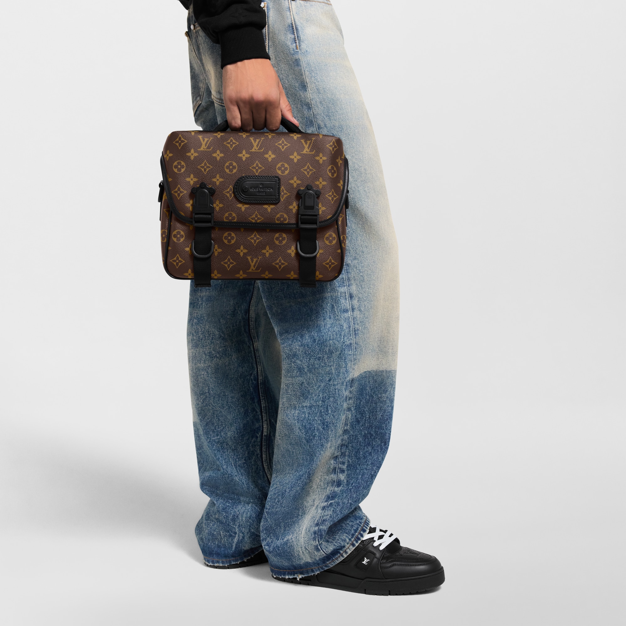 LV Trail Messenger Monogram Macassar in Men