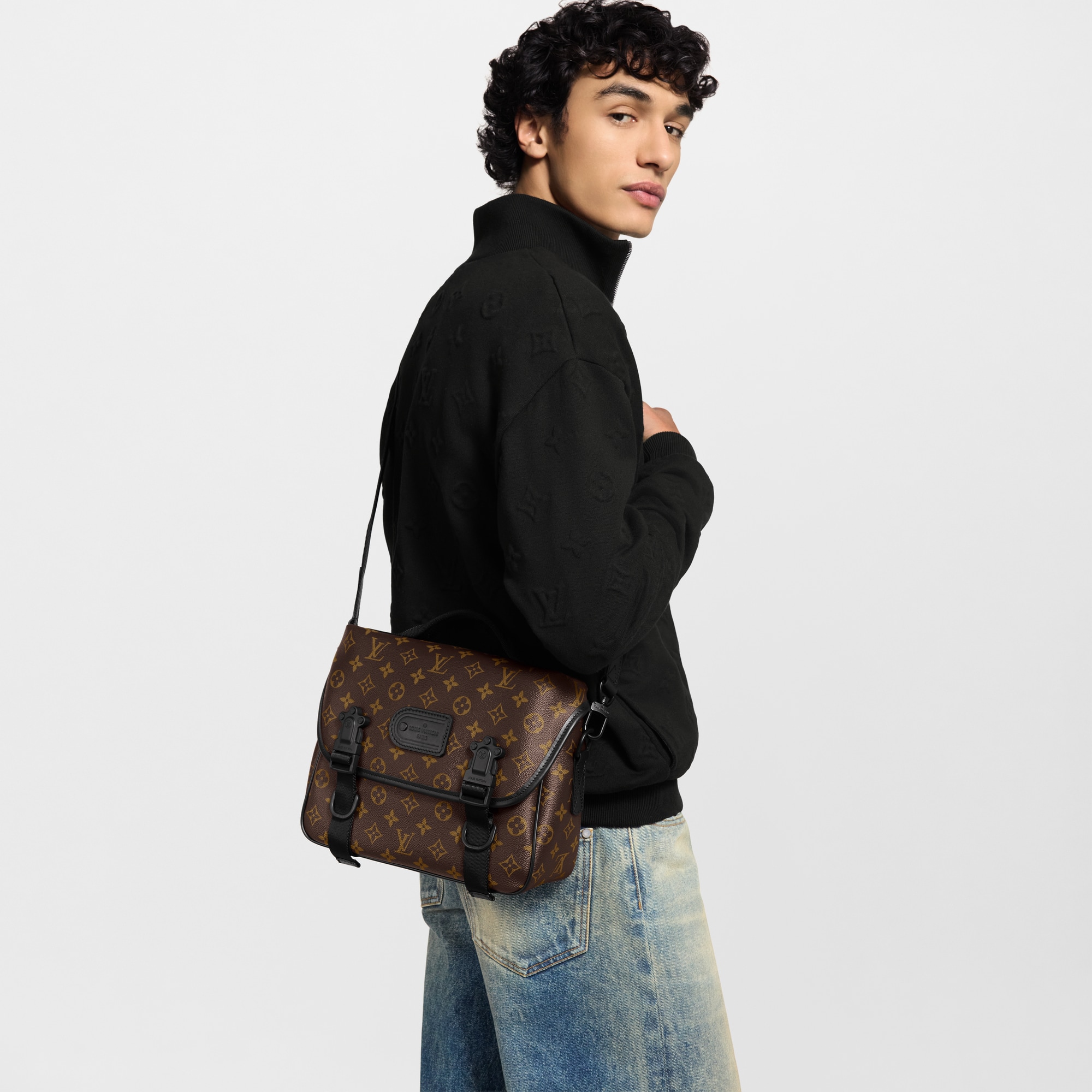 LV Trail Messenger Monogram Macassar in Men