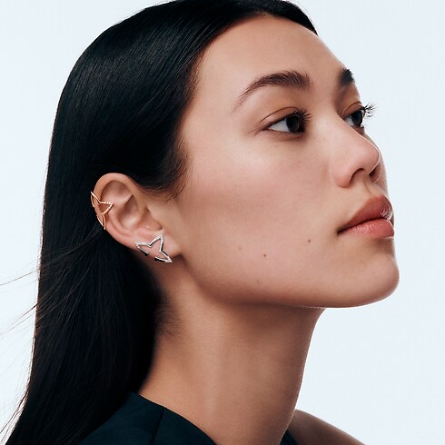 Ombre Blossom Ear Cuff, White Gold and Diamonds in Jewellery's Categories Earrings collections by Louis Vuitton (Product zoom)