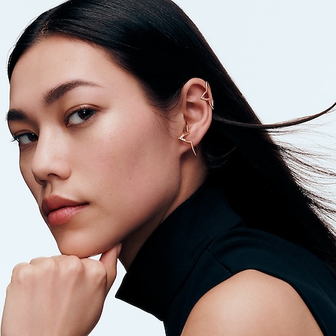 Ombre Blossom Overlap Hoop, Pink Gold and Diamonds - Per Unit in Jewellery's Categories Earrings collections by Louis Vuitton (Product zoom)