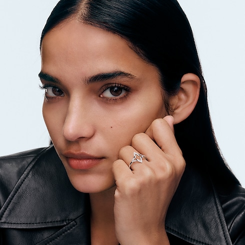 Ombre Blossom Ring, White Gold and Diamonds in Jewellery's Categories Rings collections by Louis Vuitton (Product zoom)