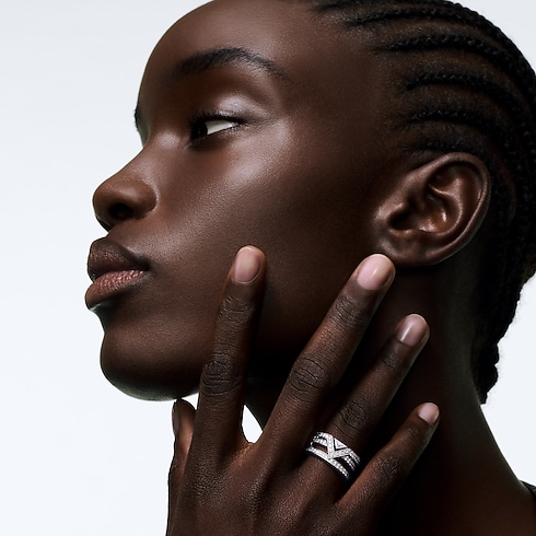 Pure V Ring, White Gold and Diamonds in Les Extraordinaires's Jewelry Rings collections by Louis Vuitton (Product zoom)