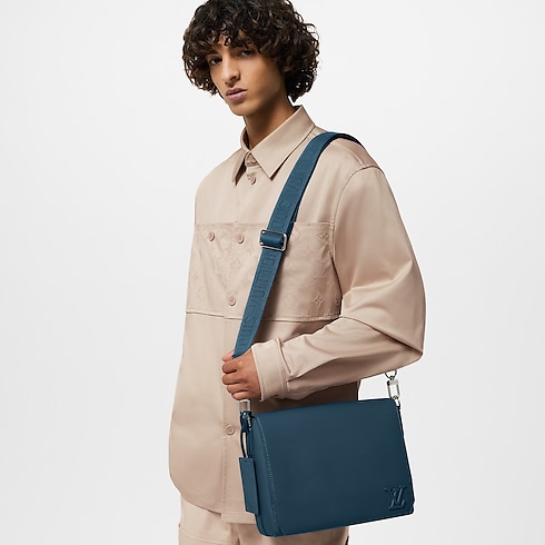 Takeoff Messenger LV Aerogram in Men's Bags All Bags For Men collections by Louis Vuitton (Product zoom)